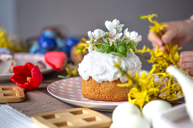 自制自制的复活节蛋糕放在一张桌子上鲜花.复活节在家度假的概念鲜花甜点美味