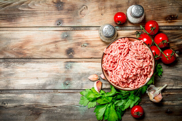 新鲜把生肉末放在碗里 配上欧芹 西红柿和大蒜牛肉猪肉肉末