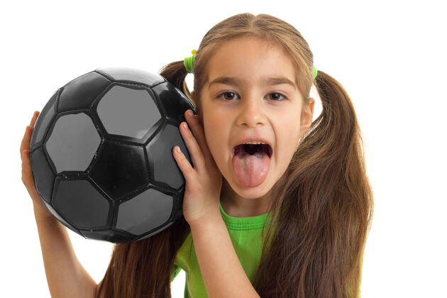 年轻人一个快乐的女人拿着一个足球的肖像显示了白色的色调足球活动运动