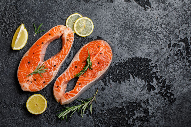 鲑鱼三文鱼.生的鲑鱼红鱼扒烹饪烹饪鲑鱼 海食物健康吃的概念生的新鲜饮食