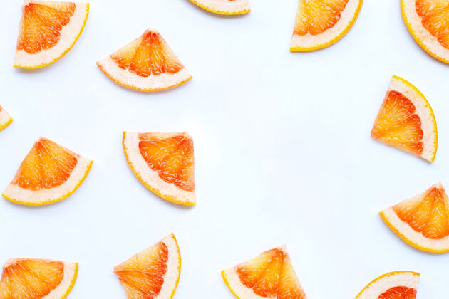 素食高维生素c由多汁的葡萄柚片制成的白色框架柑橘减肥饮料