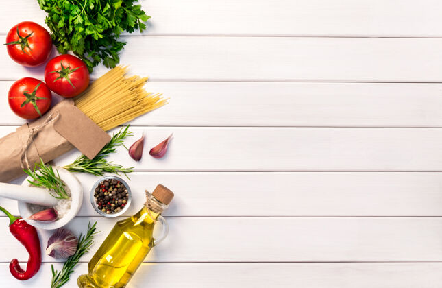 健康新鲜的有机食物 意大利配方的意大利面边框叶子烹饪