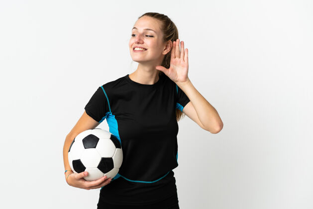专业一个年轻的足球运动员 一个被隔离在白色背景下 用手捂着耳朵听东西的女人手掌足球耳朵