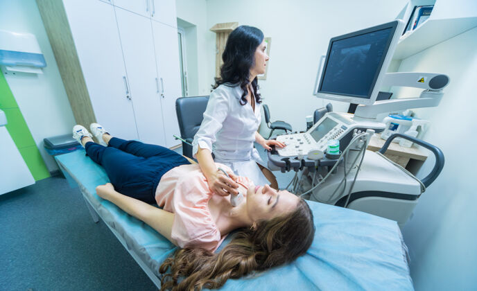疾病医生用超声波扫描仪检查了一位妇女的甲状腺技术超声波探索