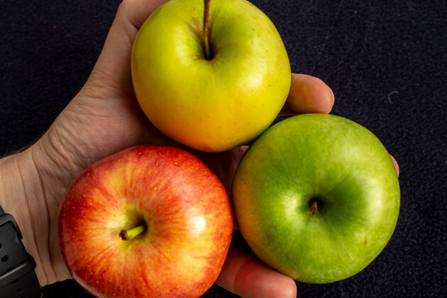 苹果三个苹果 一个是绿色的 两个是红色和黄色的植物爱手