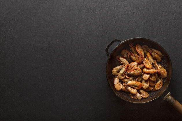 食物炒虾在平底锅复制空间的文字搅拌豆类烧烤
