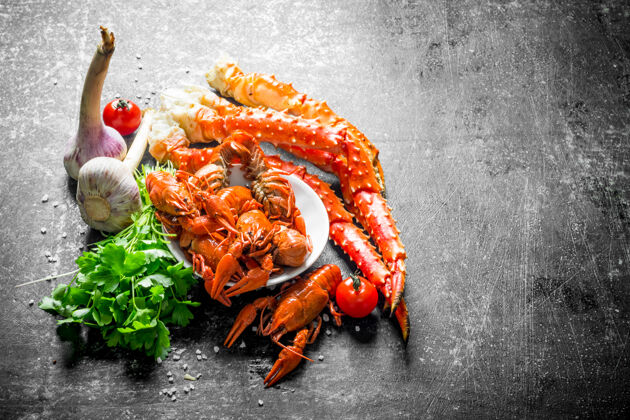 海海鲜.熟的小龙虾和螃蟹配大蒜 欧芹和西红柿虾准备贝类