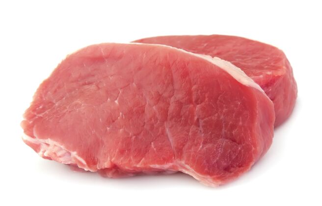 食物白色背景上的生肉里脊蛋白质牛肉