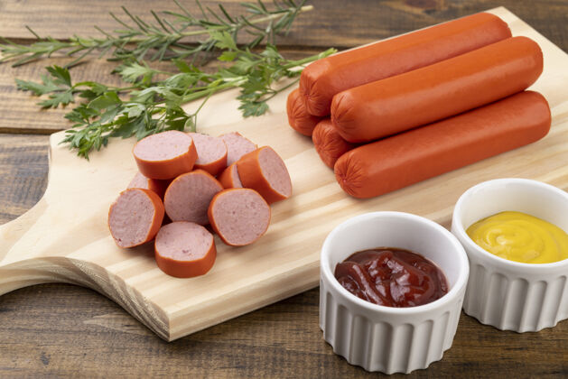 小吃在木板上放香肠和肉片 加番茄酱和芥末芥末木头猪肉