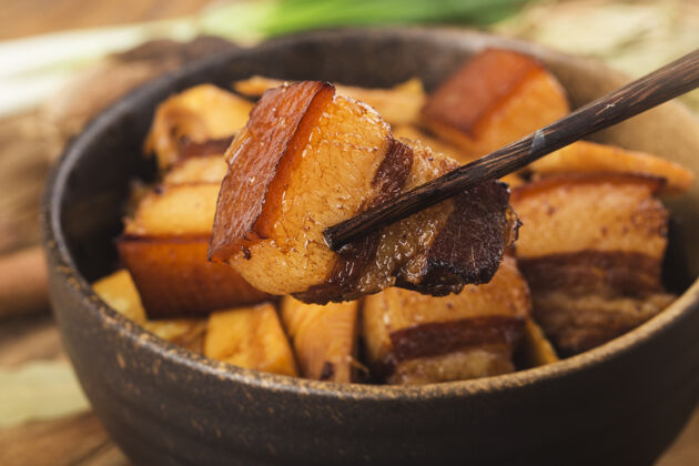 午餐中餐竹笋焖猪肉季节炖薯条