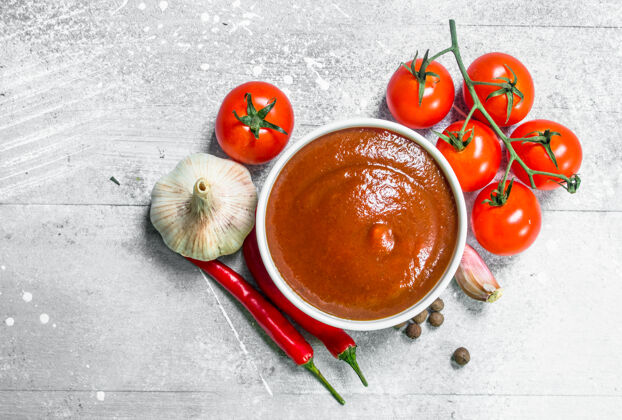 衣服番茄酱放在碗里 加辣椒和大蒜新鲜传统自然