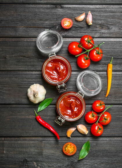 番茄番茄酱放在一个罐子里 里面有大蒜和樱桃番茄枝素食调味品美味