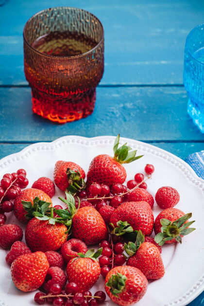 草莓健康的早餐吃新鲜的红色浆果和水果红醋栗营养饮食