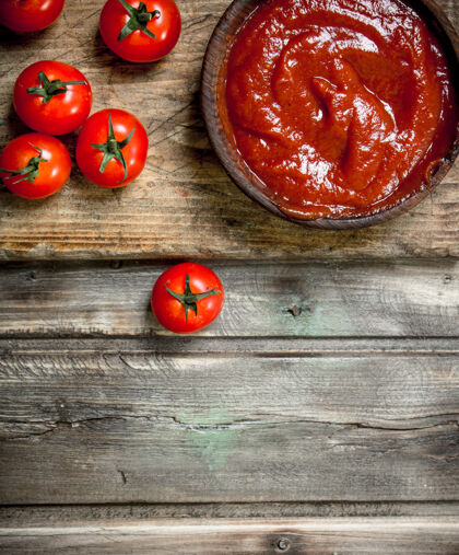 酱汁番茄酱放在砧板上的碗里美味西红柿美食