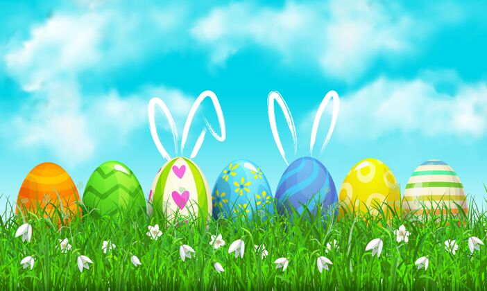 兔子在蓝色多云的天空下 在绿草上用手画兔子耳朵装饰鸡蛋狩猎田野兔子