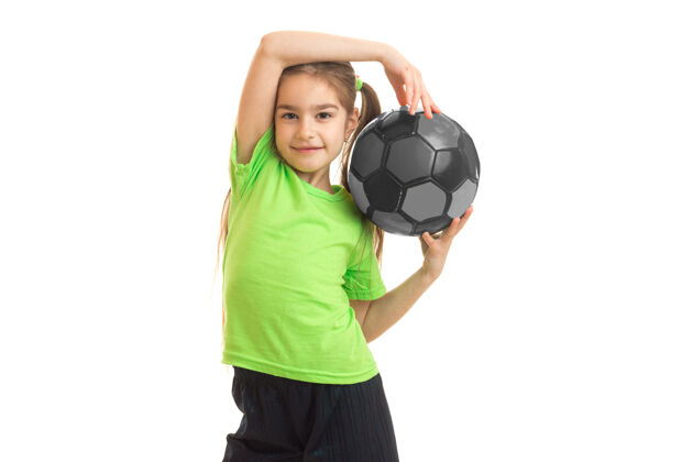 肖像可爱的小女人手里拿着一个足球 孤零零的就白了青少年教育青少年