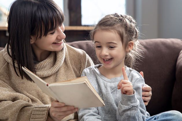 友谊妈妈和女儿花时间一起读一本书那本书儿童发展观与优质时间美好时光家庭女儿