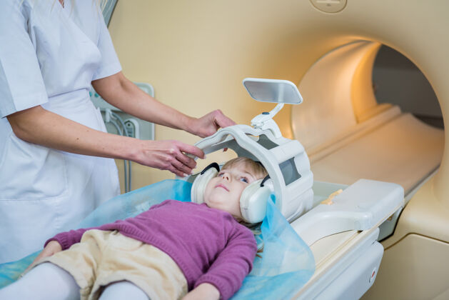 放射放射科医生准备给小女孩做核磁共振脑部检查放射X光医学
