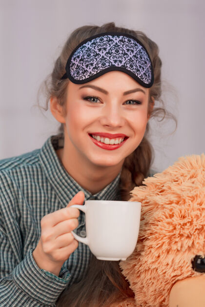 白杯子早餐床年轻女人微笑 喝咖啡茶 特写肖像睡衣茶长发