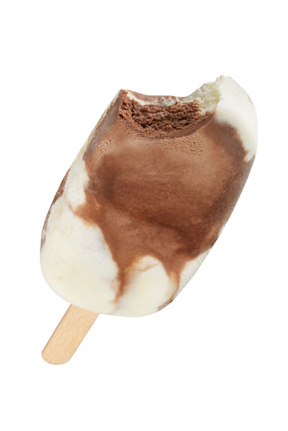 经典混合香草和巧克力冰淇淋冰棒隔离在白色背景酒吧木材冰淇淋