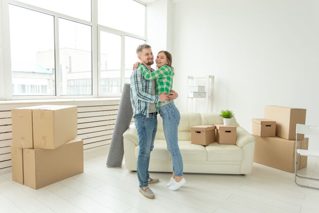 夫妇搬迁 房产和搬家的概念-年轻愉快的夫妇搬进他们的新家大建造家庭