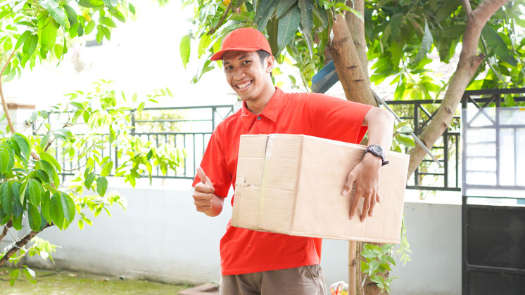 盒子送货员把箱子交给顾客 好的货物客户船运