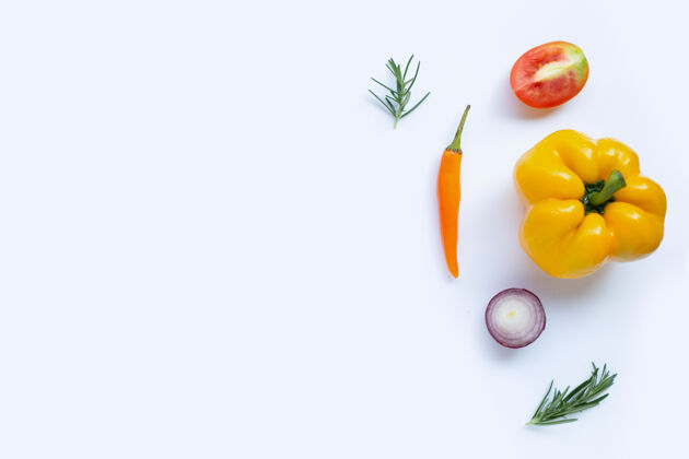 膳食各种新鲜蔬菜和香草放在白色的地板上表面健康吃的概念健康酱汁配料