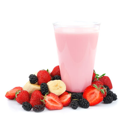 草莓新鲜水果和冰沙在白色牛奶配料果汁