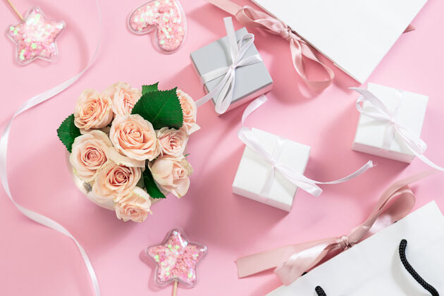 花瓣在花瓶里放一束粉红玫瑰 装饰闪闪发光 礼品盒 构成节日气氛周年纪念玫瑰花卉图案