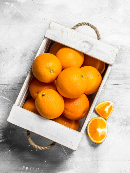 节盒子里有成熟的橙子切片水果黄色