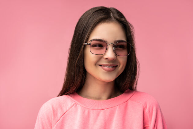 女性化戴着眼镜的漂亮年轻女子的照片 可爱的脸和微笑头发微笑颜色