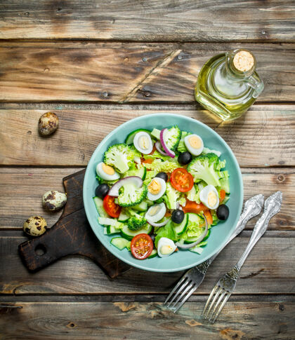 健康蔬菜沙拉.番茄 黄瓜鹌鹑蛋沙拉配橄榄油和罗勒叶子维生素饮食