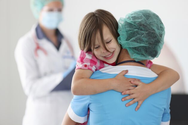 疾病医生把小女孩抱在怀里面罩流感保护