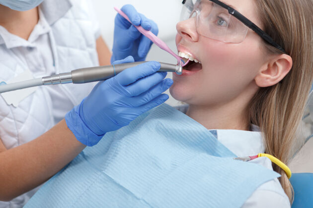 女性一个戴着护目镜的女病人因牙科治疗而被剪掉的照片清洁牙科医疗