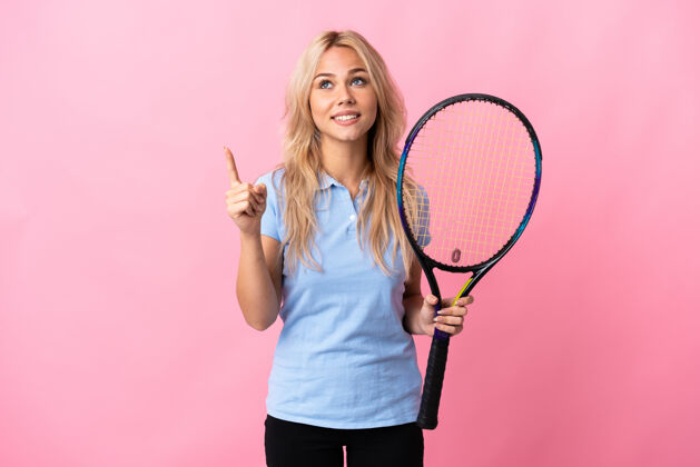游戏年轻的俄罗斯女子打网球孤立的紫色指出了一个伟大的想法眼睛私人教练金发