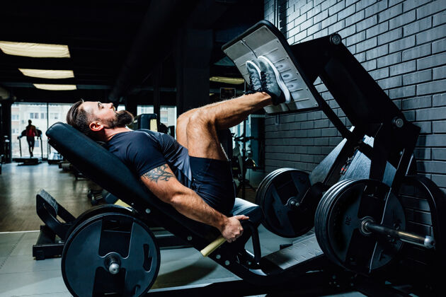 运动员野蛮的白种人帅气的健身男在节食训练三头肌在健身房锻炼健美运动员运动帅气肌肉