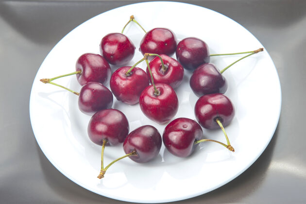 甜味多汁的樱桃浆果躺在白色的床上健康版食物早餐水果的植物.水果甜点甜点美味浆果
