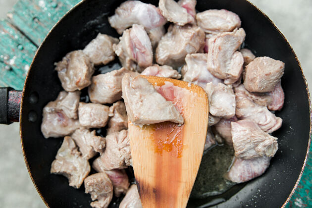乡村香煎牛肉烤盘牛肉烹饪流程.top视图.简单农村盘子关门-向上看香料煎锅铁