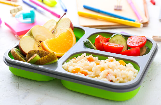 午餐时间桌上摆着美味的学校午餐盒休息大米食物