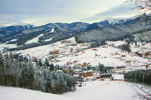 阳光乌克兰喀尔巴阡山脉布科维尔滑雪胜地全景图人户外村庄