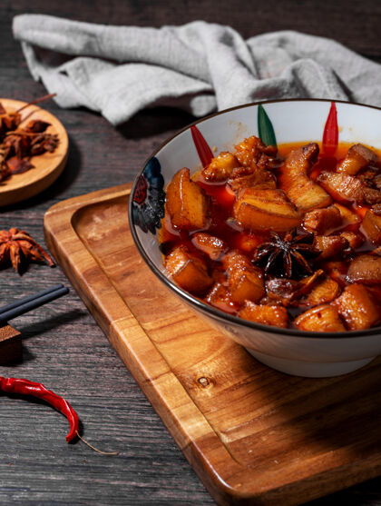 酱油中国菜 美味的碗焖肉黑油腻食物