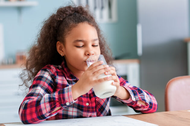 蛋白质厨房里有牛奶的非洲裔小女孩维生素美味钙