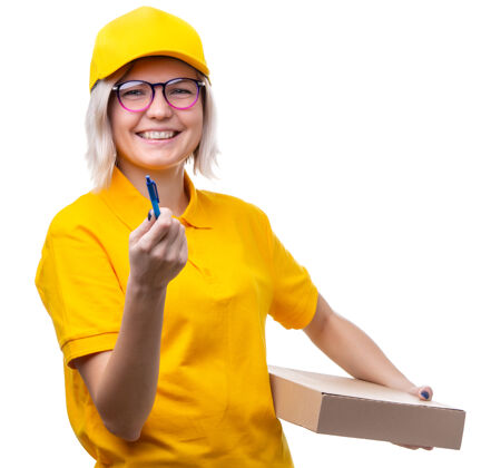 就业年轻的金发女信使戴着眼镜 穿着一件黄色t恤 手里拿着盒子和笔 白色的滑稽工业搬运工