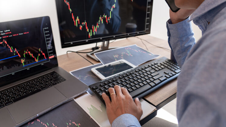 平板电脑商人经纪人在屏幕上分析财务数据图表和报告通信信息经济