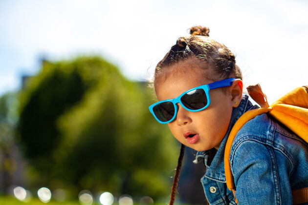 年轻公园里戴太阳镜的时髦女孩可爱年年轻