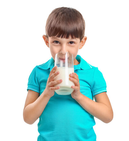 自然小男孩 白色的牛奶饮料营养早餐