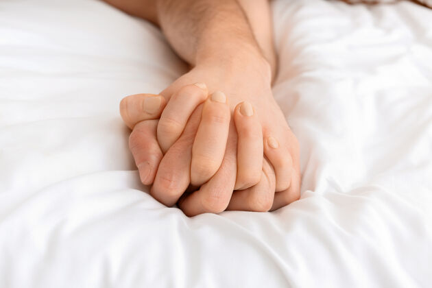 感觉睡在床上的年轻夫妇的手手臂丈夫女人