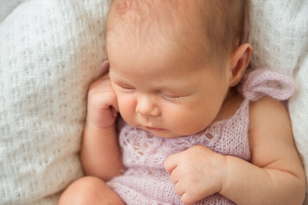 新生儿一个可爱的新生婴儿睡觉关门-向上 选择性聚焦柔软小奇迹