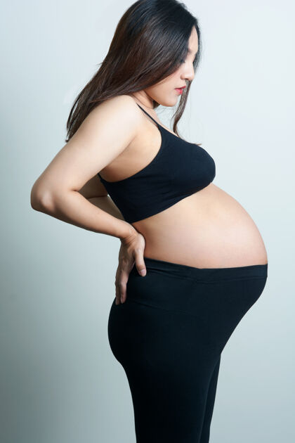 女性亚洲女人怀孕九个月了黑发黑色父母