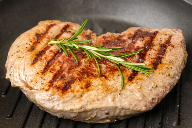 肉烤盘煎牛排迷迭香健康晚餐概念营养美味牛肉